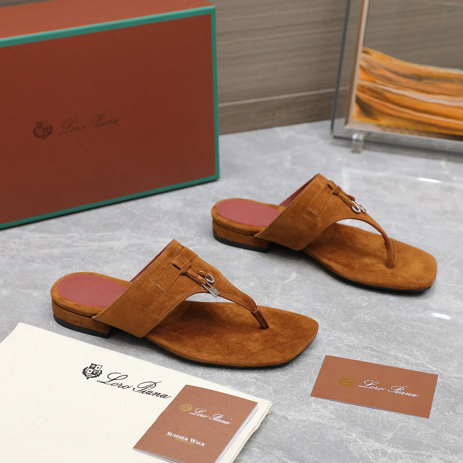 👟👟Ex-factory price 560👟👟 Purchasing-grade [Loro Piana] LP Mindil series T-strap thong sandals ✔️Top quality ✔️Soft sheep leather forms a tailor-made band that meets at the top of the upper and is fixed by a strong elastic ankle design. One is adorned with a discreet horn padlock, the other a gold circle badge. With its simple construction and sophisticated feel, these sandals are ideal for summer. ✔️Material: imported sheepskin fabric, sheepskin lining and feet ✔️Imported genuine leather outsole ✔️Code number: 35-42 (35/41/42 custom-made, non-refundable)